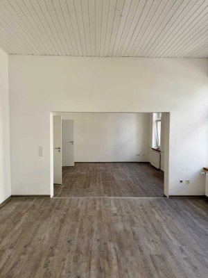 Stilvoll und hochwertig kernsanierte Altbau-Etagenwohnung in zentraler Lage