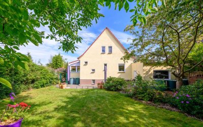 Heinze-Immobilien(IVD): Gepflegtes Haus mit Vollkeller, Kamin und großem Grundstück in ruhiger Lage