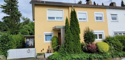 Schönes Reiheneckhaus mit großem romantischem Garten und großzügiger Garage in zentrumsnaher Lage