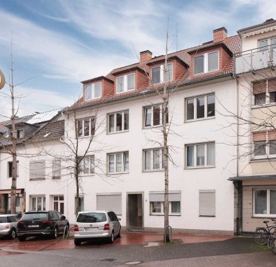 Mitten im Zentrum: Dachgeschosswohnung, gut vermietet