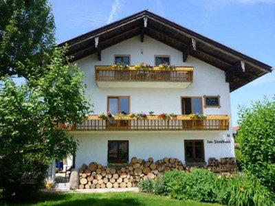 Große 2,5-Zimmer-Wohnung in Chiemseenähe