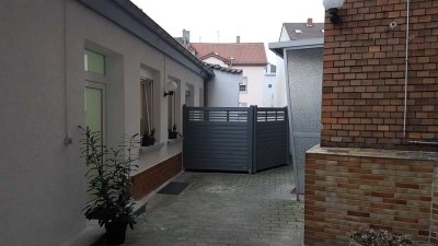 Schönes, saniertes Hinterhofhaus 55 qm mit kleiner Terrasse und Markise
