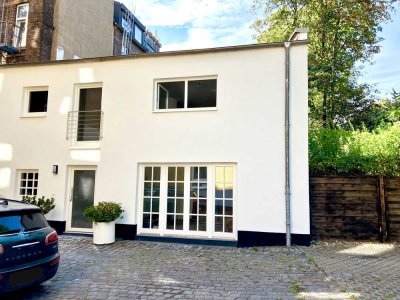 Idyllisches weißes Stadthaus im Herzen Kölns