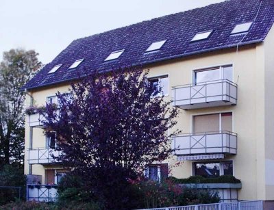 Ideal für Pendler: Großzügige DG-Wohnung, nah an der RMV-Tarifgrenze