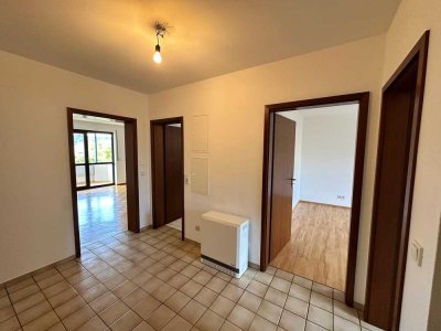 Hübsche 3 Zimmer Wohnung mit Balkon, Tiefgaragenstellplatz und Einbauküche