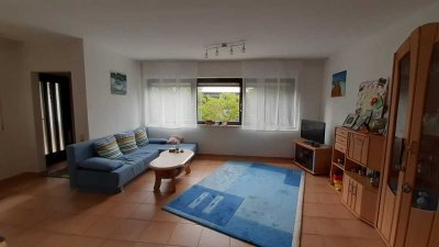 Gepflegte 2-Zimmer-EG-Wohnung mit Terasse und Einbauküche in Gau-Algesheim
