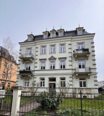 Super Gelegenheit - hochwertig sanierter Altbau mit 2 Balkonen in Striesen!