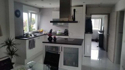 Top moderne Dachgeschosswohnung mit Blick ins Grüne und offenem Wohnstil in Dreieich-Götzenhain