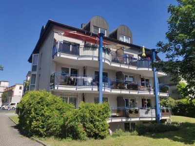 großzügige, sonnige 4-Zimmerwohnung mit  großem Balkon in zentraler Lage