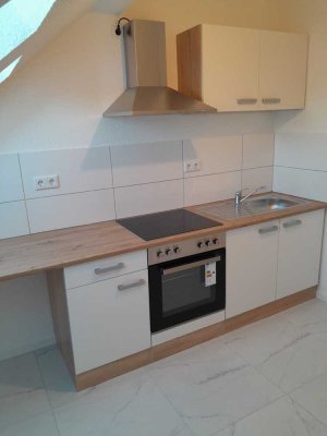 NEU! Frisch sanierte DG-Wohnung - zentral OF