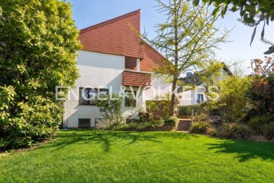 Exklusives Einfamilienhaus mit idyllisch angelegtem Garten, Einliegerwohnung & Skyline Blick