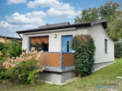 Mit Blick auf den See! Gepflegter Bungalow mit zwei Bootsschuppen in Plau