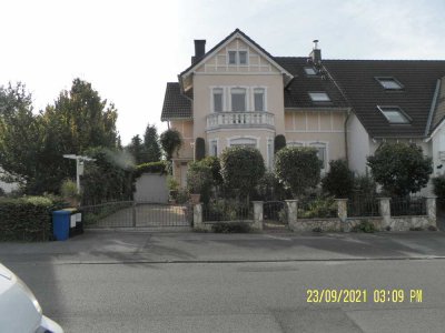 Sehr schönes, geräumiges Haus mit fünf Zimmern und kleinem Garten in Dortmund Wellinghofen
