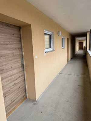 * *  modernes möbliertes Apartment nur für  1 Person - Deschinger Str. 22 - Frei