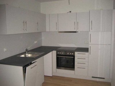 kleine 3 Zimmer Wohnung mit Wannenbad, Balkon und EBK