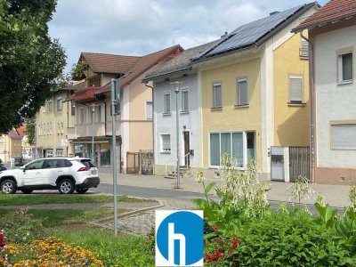 Charmantes Stadthaus mit vermietetem Laden, bezugsfreier Wohnung – Zentrale Lage mit kleinem Garten