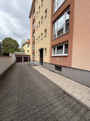 Erdgeschosswohnung in Schwabing: 1,5 Zimmerwohnung mit Küche