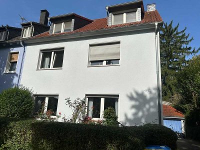 Zentrale, helle 2 Zimmer Studenten-Dachgeschoss -Wohnung in ruhiger Lage