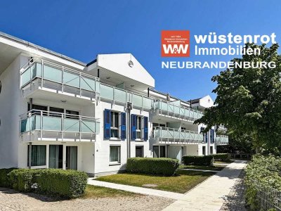 BLICK INS GRÜNE UND FAST AM STRAND: MÖBLIERTE WOHNUNG MIT EINBAUKÜCHE + ÜBERDACHTER TERRASSE