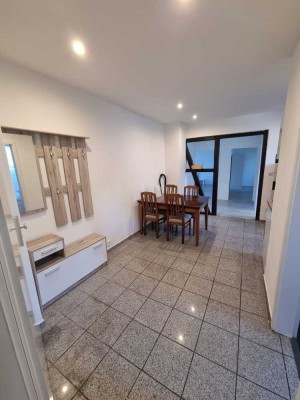 Schöne 4 Zimmer Wohnung komplett Renoviert und möbliert im Herzen von Velbert