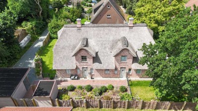 Großzügige Doppelhaushälfte unter Reet
