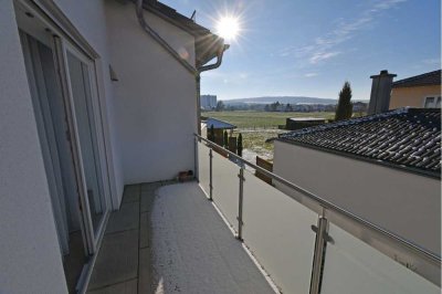 Neuwertige 4 Zimmerwohnung mit Carport