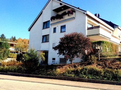 Gepflegte 3,5-Zimmer-DG-Wohnung mit Balkon und Einbauküche in Waldbronn