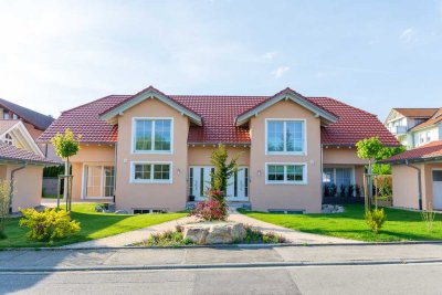 Luxuriöse DHH (links) im Landhausstil