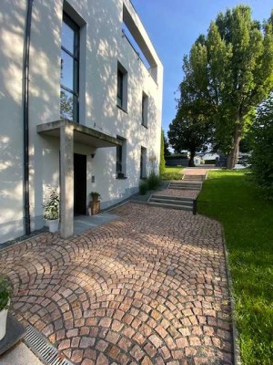 TREUEN, exklusive Etagenwhg. ~80,45m² mit EBK, im 1.OG zzgl. Dachterrasse + XL-Garage...