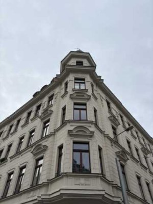 "Dachtraum mit Turmzimmer, Loggia & Fahrstuhl – Altbau-Charme & bald bezugsfrei!"