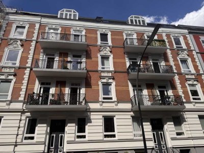 3 Zimmer Altbau-Wohnung mit 2 Balkonen in ruhiger Seitenstraße