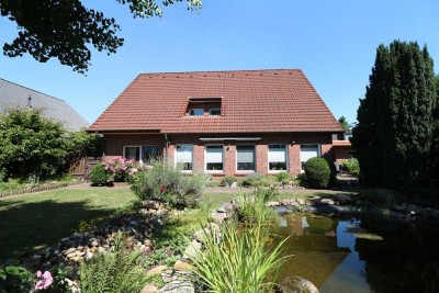 Stadtzentrales, schickes  Wohnhaus mit Garagenanbau, Carport und schönem Garten