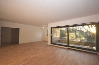 Renovierte, großzügige 4-Raum-Wohnung, ca. 141 m² mit 2 Loggien in Essen-Bredeney