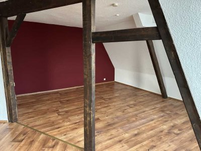 + sehr schöne Dachgeschoss Whg. + Ausbau, Tageslichbad mit Wanne u. Dusche, sehr zentral gelegen +