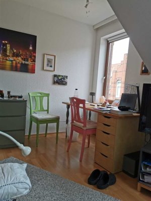 Einzimmerwohnung mit kleiner Küche und Tageslichtbad in der Oststadt!