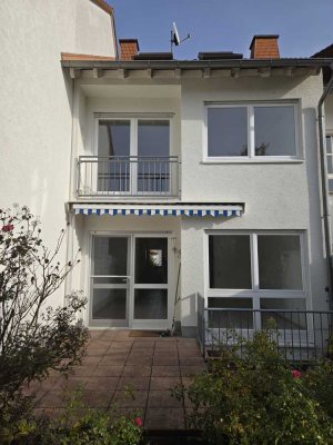 Gepflegtes Reihenhaus mit 6 Zimmern in Frankfurt a. Main