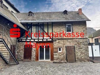Charmantes Bruchsteinhaus mit Nebengebäude und Scheune - Wohnen in Kattenes
