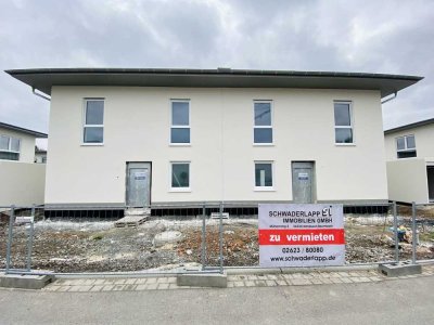 Helle Doppelhaushälfte mit großem Wohnbereich und Terrasse