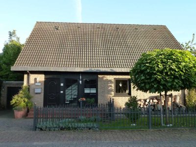 Freistehendes EFH mit Garten in ruhiger Lage, hochwertige EBK, Wintergarten, Kamin, Sauna, etc.
