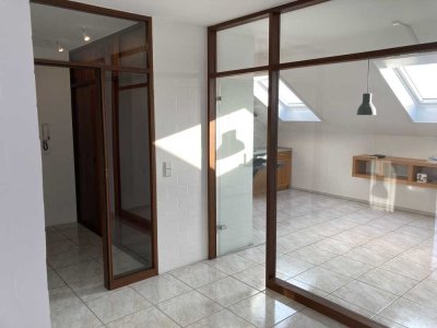Lichtdurchflutete, zentrale 3-Zimmer-DG-Wohnung mit großer Dachterrasse und EBK
