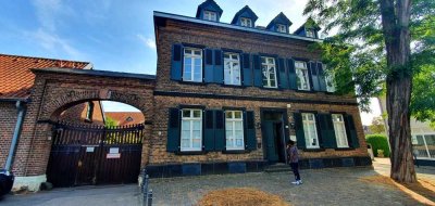 Exklusives, voll möbliertes Apartment in historischer Hofanlage