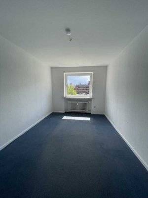 Renovierungsbedürftige 4-Zimmer-Wohnung mit großem Balkon