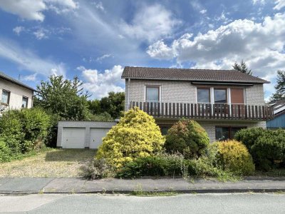Sanierungsbedürftiges Einfamilienhaus mit Garten und Doppelgarage