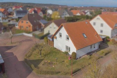Gepflegtes 4-Zi.-Zuhause mit Garten, 2 Carportstellplätzen und 2 Freistellplätzen - Erbbaurecht