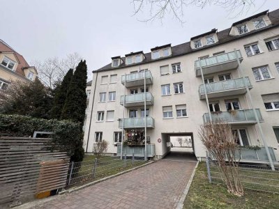 Helle 2 Zimmer Dachgeschosswohnung, offene Wohnküche, hohe Decken, Holzbalken, ruhige zentrale Lage
