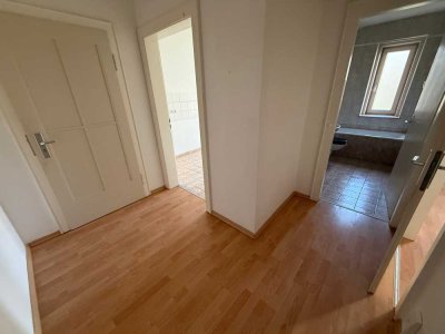 Komplett zum Innenhof / mit Balkon und Bad mit Fenster - frei ab 1.9.26