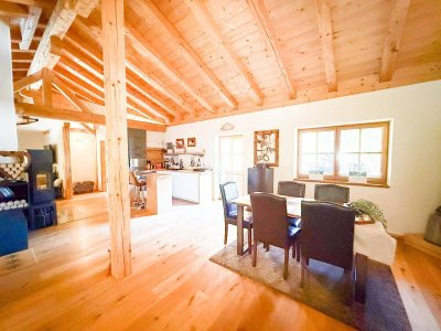 High Class Dachgeschoßwohnung mit Wohlfühlcharakter in idyllischer und sonniger Waldrandlage