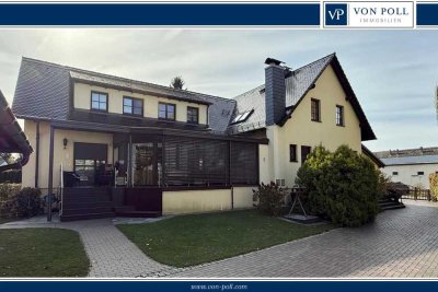 Modernes Einfamilienhaus mit Nebengebäude in Stauseenähe