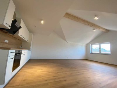 Raubling-Kirchdorf: hochwertige 2-Dachgeschoss-Wohnung mit EBK und Abstellraum