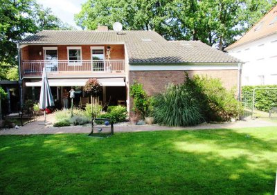 Zentral gelegenes Einfamilienhaus mit Garten, Terrasse, PKW-Stellplatz u. Geräteraum